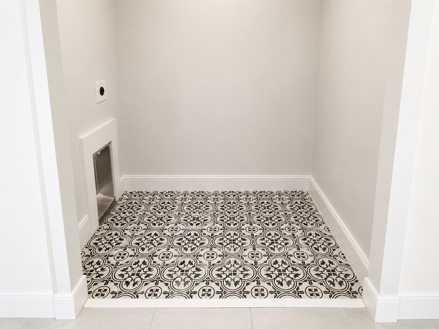 Laundry room with black-and-white pattern tile floor